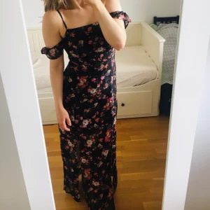 Bohoo klänning strl M - Klänning från boohoo i storlek 38, jag är 160cm. Använt bara 2 gånger. Köpare betalar frakt.