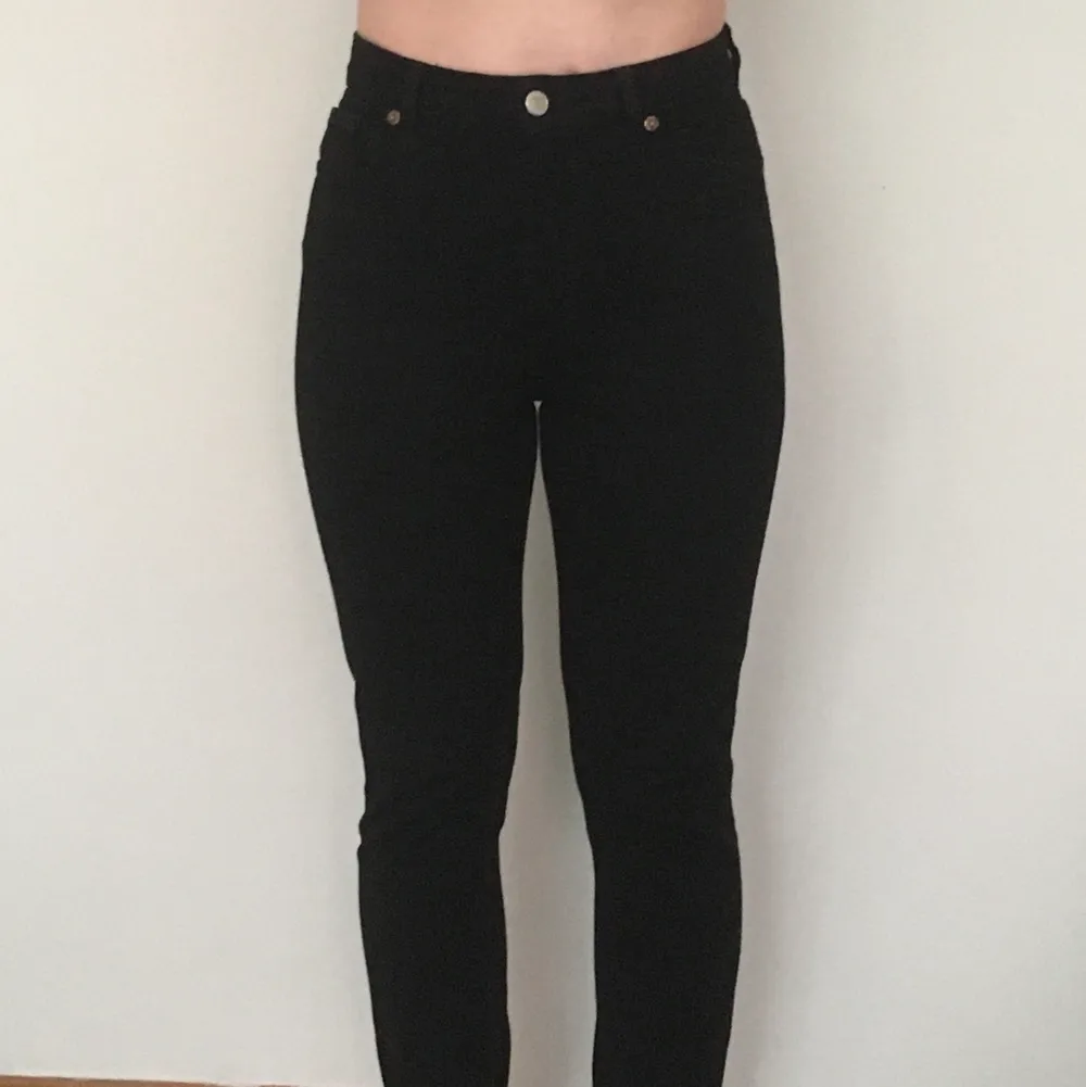 Jeans i 100% bomull, ingen stretch. Från Monki, stil kimomo. Jeans & Byxor.