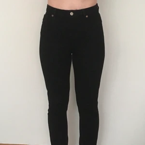Svarta jeans - Jeans i 100% bomull, ingen stretch. Från Monki, stil kimomo