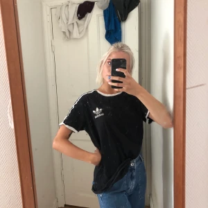Adidas T-shirt  - Väldigt fin T-shirt i märke adidas, knappt använd. Svart med vita ränder i storlek s. Säljer för 100kr eller bud(du står för frakten) 