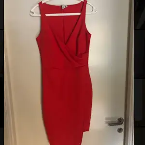 Röd klänning från Nellys märke NLY ONE i storlek small. Aldrig använd, enbart provat. Kan postas eller hämtas i Norrköping. 
