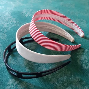 Randigt diadem  - Rödvitrandigt diadem. Lite gulnat vid limfästena men annars jättefint skick. Den som vill kan klä om det 🌱 Pris: 25 kr inklusive frakt