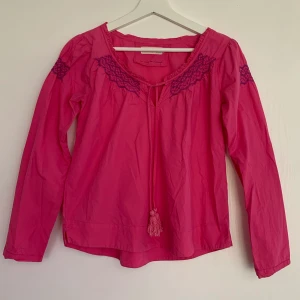 Odd Molly blus - Rosa Odd Molly blus med lila detaljer i storlek 1 vilken motsvarar en S. Sparsamt använd. Pris: 150kr + frakt (44kr).