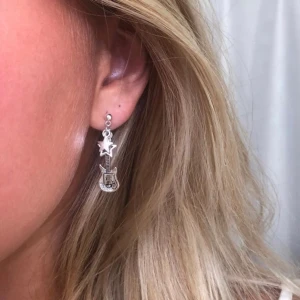 Örhängen med stjärnor och gitarr - Ett par nickelfria örhängen som är SÅ snygga! Perfekt för dig som gillar silver ✨✨.                                               FRAKT INKLUDERAD 