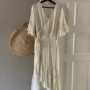 Superfin prickig klänning från h&m - Säljer denna fina klänningen från hm! Jättefint vitt material med mörkblåa prickar🥰 lappen är borta men den är i storlek 38❤️ skriv för fler bilder eller frågor!!✨✨⚡️
