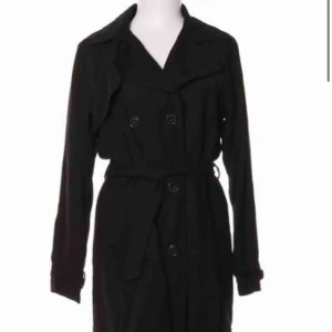  - Svart superfin Trench coat, likadan som den på bilden. Köparens står för frakt❤️