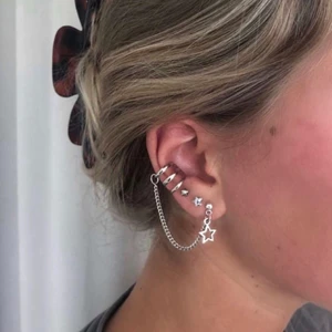 Örhängen, stjärnor och earcuff - Ett par riktigt balla örhängen med earcuff! Den första bildar visar ena örhänget och den andra bilden visar andra. Det behövs inga extra hål i örat för att bära dessa✨                                                                Gratis frakt ❤️
