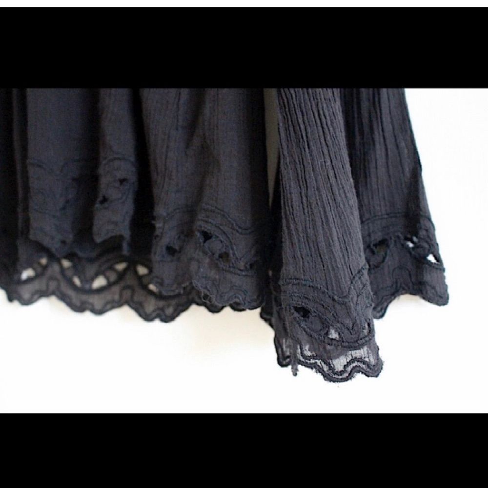 Så fin svart blus med fina detaljer från H&M Autumn Collection 2013. Aldrig använd!! Dyr vid inköp så passa på att fynda till riktigt bra pris! Passar även mindre storlekar! . Blusar.