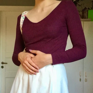 Röd tröja - Vinröd tröja från Hm😄😍 Passar till det mesta! Frakt tillkommer 