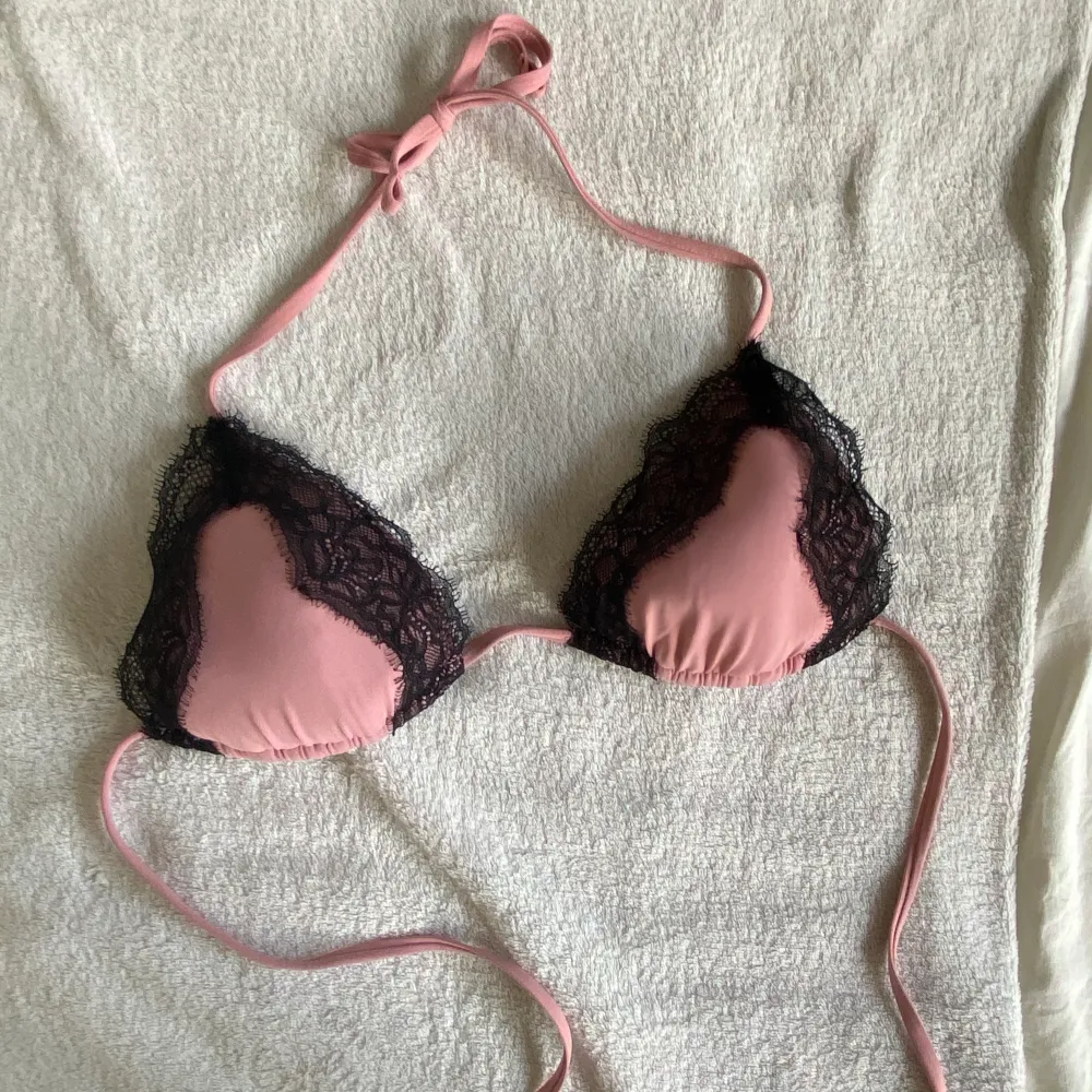En fin bikini topp från Calzedonia i storlek s, som bara blivit använd en gång. Bikini toppen har en fin rosa färg med svart spets.💕🌸💘. Toppar.