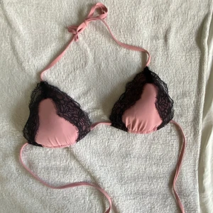 Bikini topp 💕 - En fin bikini topp från Calzedonia i storlek s, som bara blivit använd en gång. Bikini toppen har en fin rosa färg med svart spets.💕🌸💘