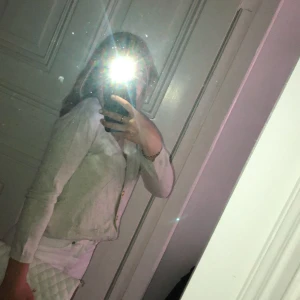 Blus - En vit blus med guldiga små knappar 