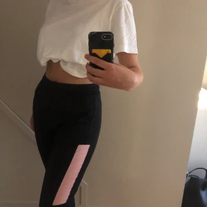 Svarta ish mjukis!  - Svarta byxor med rosa på sidan, säljer pga inte använder. Så gott som nya! Priset är inkl frakt!