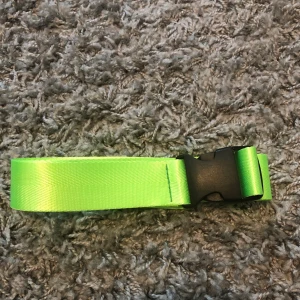 Grönt skärp - Neongrönt skärp från shein. Inte använt så många gånger så i mycket bra skick! Köpare står för frakt 
