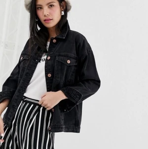 Svart jeansjacka  - Svart oversize jeansjacka från Monki. Den är i bra kvalite och frakten ingår💗