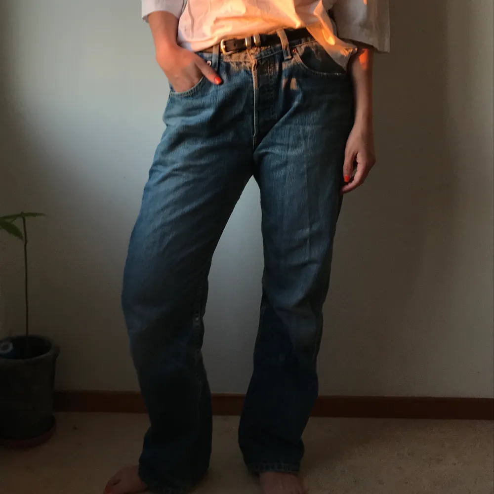 Boyfriend jeans i modellen 501 från Levi’s i storlek 32/32. Sitter fint avslappnat och är mycket bekväma. Fint skick, lite snyggt slitna. Ett kap!. Jeans & Byxor.