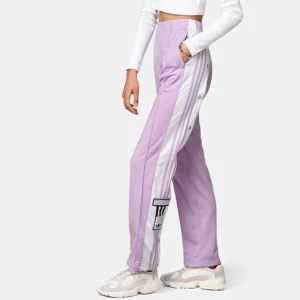 Adidas popper pants storlek 36 - Säljer dessa adidas byxor i mycket bra skick, använda endast 1 gång då de var för stora för mig. 