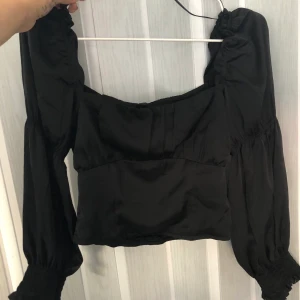 Svart silkes topp  - Storlek s, gillar lite större kläder o denna va ganska tajt vilket jag då inte tänkte på när jag köpte denna, endast testad här hemma. Kan mötas upp inom Stockholm området elr frakt på 25kr