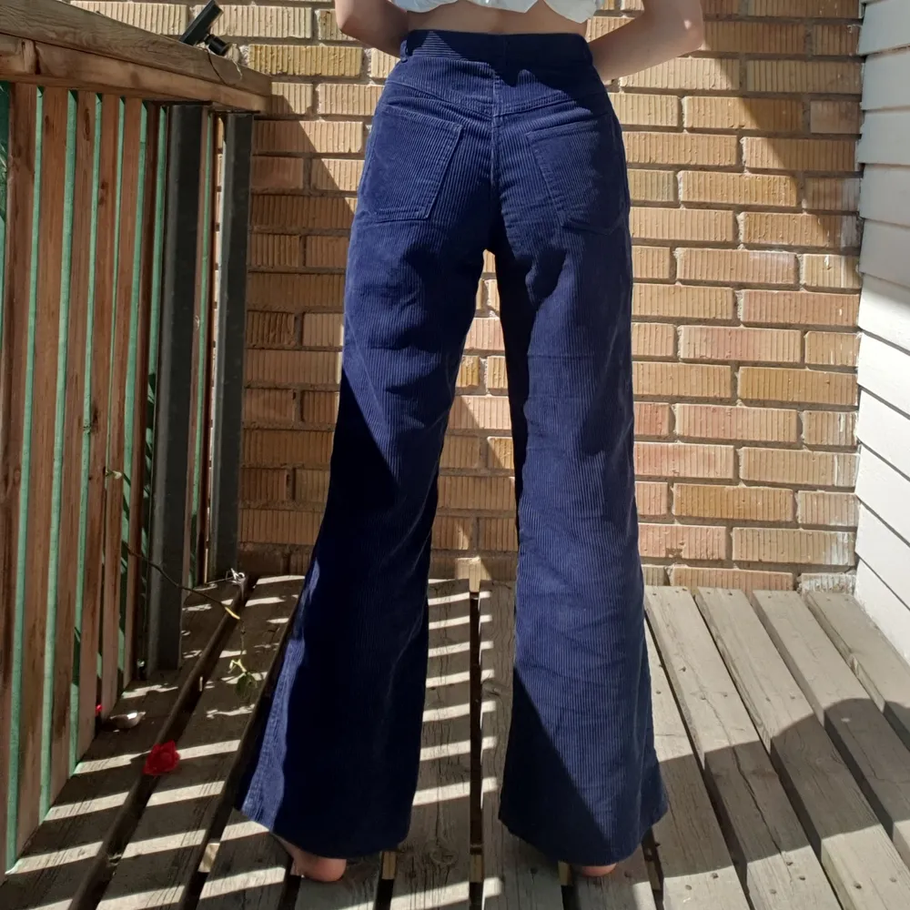 Supersnygga utsvängda marinblå manchesterbyxor, köpt second hand men säljer pga för stora för mig💖 . Jeans & Byxor.