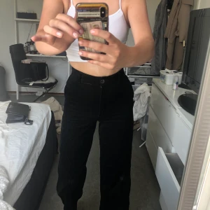 Manchesterbyxor  - Jätte fina manchesterbyxor från monki sitter som en xs