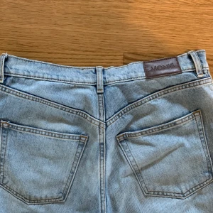 Slitna jeans från Monki - Slitna jeans från Monki. Är lite osäker på storlek, finns ingen lapp. Skulle gissa på M eftersom dom är lite små för mig.