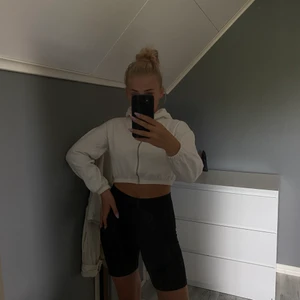 Croppad hoddie - Kort hoodie med dragkedja från Nelly i storlek XS 🖤 Jättefin men kommer inte till användning tyvärr