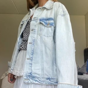 Jeansjacka  - Ljus oversized jeansjacka som jag fått hem i ett samarbete men inte min stil och är därav oanvänd