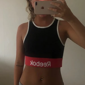 Träningstopp - Oanvänd träningstopp från Reebok passar stl S-M