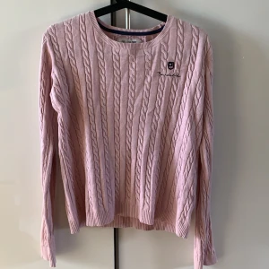 Kabelstickad Bondelid - Rosa äkta kabelstickad bondelid! Lite urtvättad, men i bra skick! Storlek M och rätt så lång i armarna! Ordinarie pris 999kr. Köparen står för frakt!💕💕