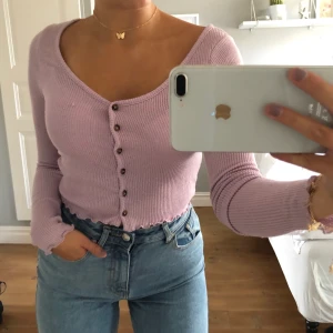 Blus  - En ljuslila blus. Den är verkligen super trendig och perfekt för lite kyligare sommardagar. Storlek S men skulle säga att den funkar lika bra på M. 90kr + frakt, eller högst bud 💜 ( högsta bud 110) *budgivning pågår tills ikväll*