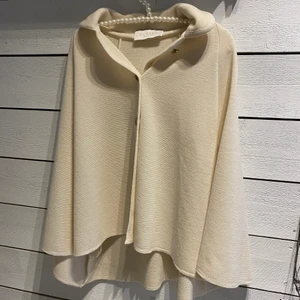 Busnel kappa - Säljer en mycket fin busnel kappa. Använd vid 2 tillfällen. Nyskick. Nypris: ca 4599kr, mitt pris; 2500kr ink frakt. 