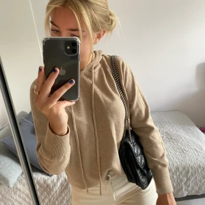Cashmere hoodie - Hoodie från Byanastasia.com, i cashmere blend. Mjukt material och skön, så perfekt till lite kyligare sommarkvällar. Aldrig använd. Kostade 300-400kr ny.