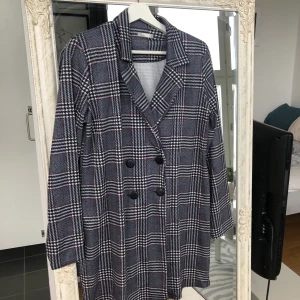 Blazer klänning från Nelly  - Jättefin blazer klänning från Nelly , endast använd 1 gång