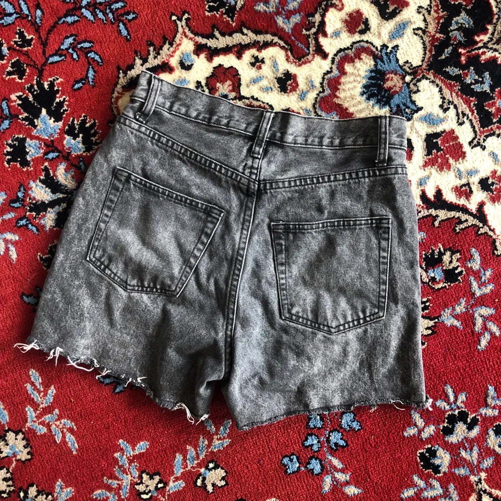 Snygga gråa jeansshorts med hög midja. Perfekta basplagget på sommaren!  Storlek 28, passar en S-M. Unisex. Jeans & Byxor.