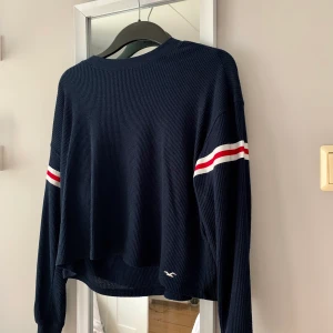Mörkblå tröja från Hollister - Mörkblå tunn tröja från Hollister (färg är bäst på bild 1 och 2) som är använd men i väldigt fint skick 🤍🤍 den är i storlek S men passar även liten M 🤍🤍 frakt tillkommer och vid flera köpare blir det budgivning som avslutas 24 timmar efter första budet