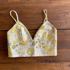 Snygg topp ifrån Hm - Jätte snygg topp ifrån Hm med jätte fint mönster, aldrig kommit till användning och är i fint skick 