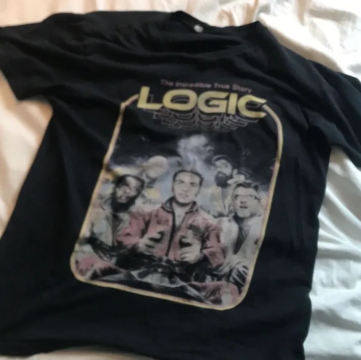 Logic T shirt ifrån hans hemsida. Bra skick. Köparen står för frakt/möts i gbg.. Hoodies.