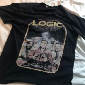 Logic T shirt ifrån hans hemsida. Bra skick. Köparen står för frakt/möts i gbg.