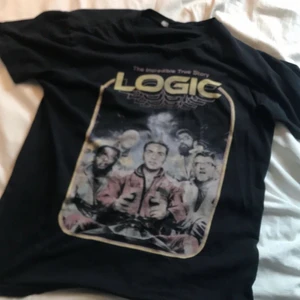 Logic T-Shirt - Logic T shirt ifrån hans hemsida. Bra skick. Köparen står för frakt/möts i gbg.