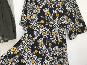 Zara klänning - Storlek S. Modell med utsvängd kjol men tajt överdel. Oanvänd förutom på bilden nu. Skickas eller finns på Kungsholmen, Stockholm!