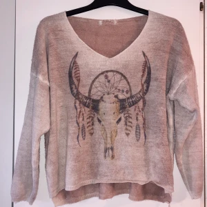 💗LÅNGÄRMAD TRÖJA💗 - Beigerosa tröja med coolt motiv. Tyget har diskret glitter i sig som gör tröjan speciell och extra fin. Ej storleksmärkt men jag skulle säga att den passar XS-M. Köparen står för frakten💗 