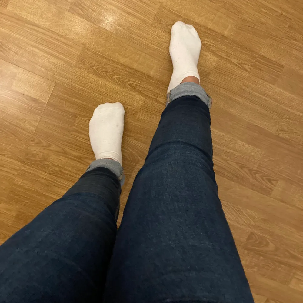 Fina mörkblåa jeans med massor av stretch 🔥 därför väldigt bekväma 😍 Fint skick!! Jag e bara 154 cm så byxorna är uppvikta på bilderna 😁 PM:a om ni vill ha fler bilder 🌟 Köparen betalar frakt, hör av er vid frågor! ✨. Jeans & Byxor.