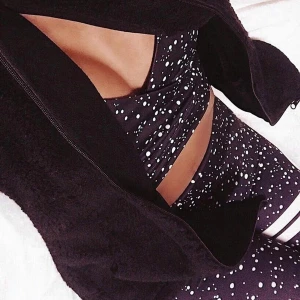 Aimn sett  - Säljer nu mitt favorit aimn settpågtund av för litet tyvärr. Tightsen är Köpta för 700kr och toppen 250 säljer det som ett sett för 400kr men man kan också välja att köpa bara tightsen eller toppen för sig.