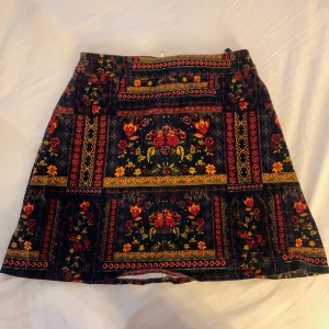 Mönstrad kjol - Jättefin mönstrad kjol som tyvärr är för liten för mig. 