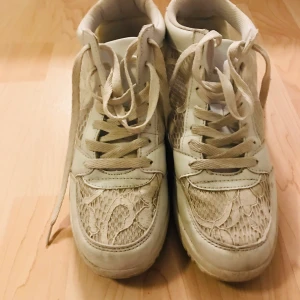 Snygga vita sneakers m hög sula stl.40 - Snygga vita sneakers m hög sula