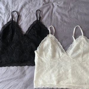 Klädpaket, 2 spets toppar! - klädpaket! 2 spetstoppar, svart och vit. Lite resår i ryggen. Kortare modell. Knappt använda. Köpta för 149kr/st. Priset är inkluderat frakt. Båda är i storlek S
