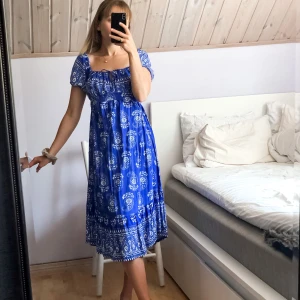 Blå sommarklänning - Klänning i härligt blå färg jag har sytt om själv🦋 Resår i midja, urringning och ärmar samt knytband i midjan. Jag på bild är ca 160cm för referenslängd. Tycker den är jättefin men är tyvärr lite stor för mig. Storlek S men passar nog även M. Frakt 66kr🌞