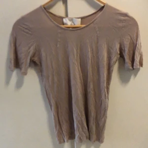 Tröja - Skön, fin t-shirt står ej märke el str men gissar på att det är en str s iaf. Frakt ingår ej 