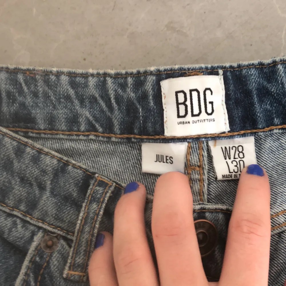 Säljer mina skitsnygga UB jeans då de blivit försmå för mig :( De är i storlek W28 L30 och passade på mig när jag bar 34/36! De är i riktigt bra skick och kostar på Zalando 579kr för just denna! Jeansen är slutsålda på Urban Outfitters egna hemsida🤪💜🥰 . Jeans & Byxor.