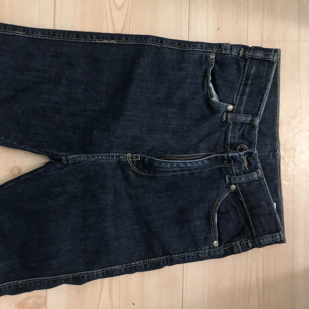 Mörkblåa tighta högmidjade jeans från Dr.denim. Knappt använda, så bra skick!! Frakt tillkommer!. Jeans & Byxor.